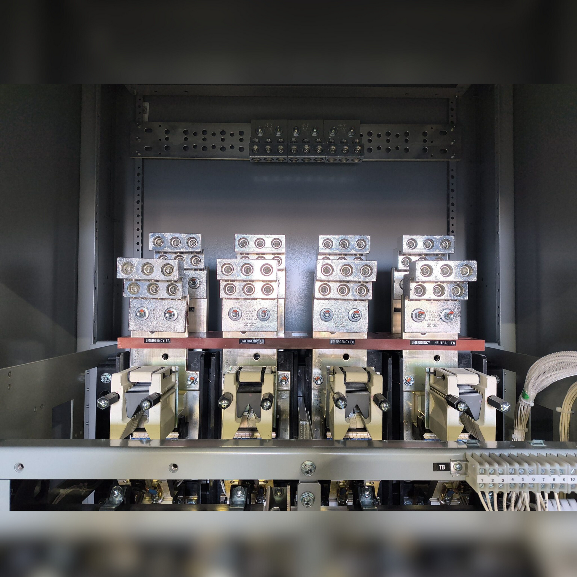 New 1600 Amp ASCO 300 Series G03ATSB31600NGXM Automatic Transfer Switch Inside View