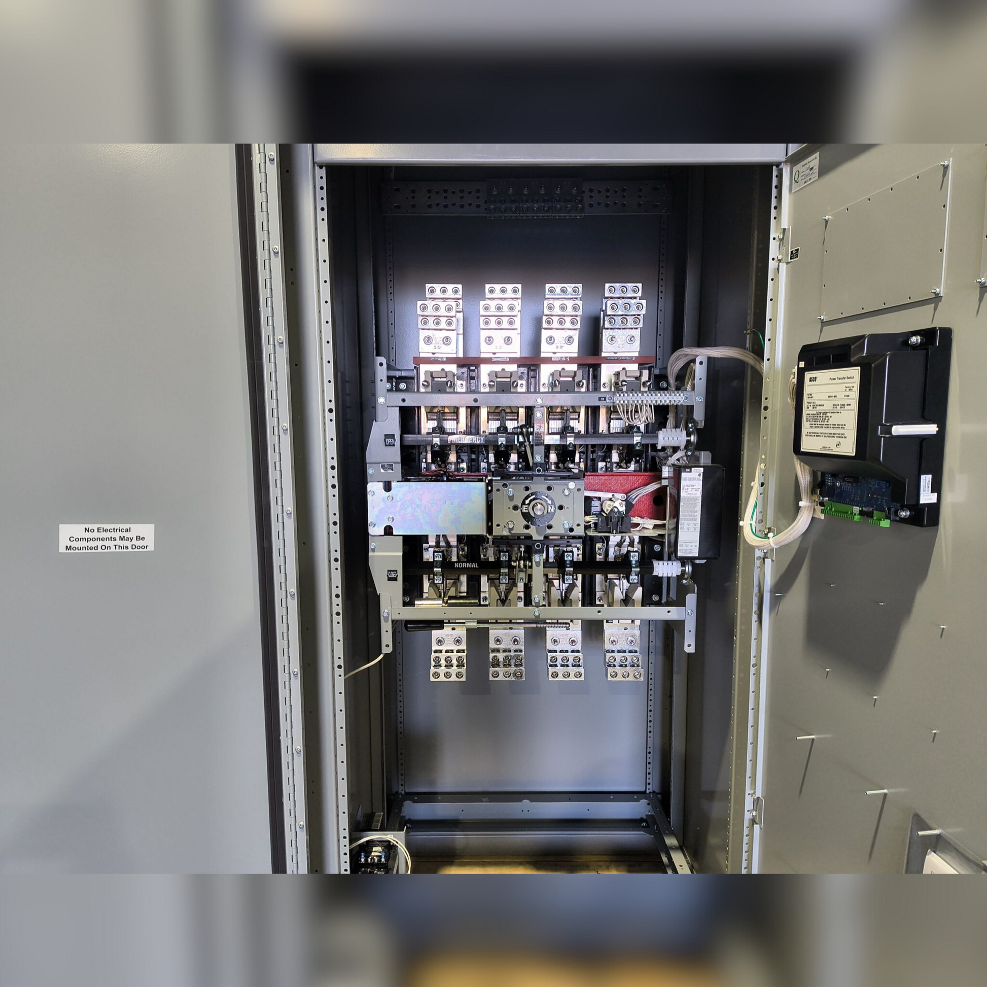 New 1600 Amp ASCO 300 Series G03ATSB31600NGXM Automatic Transfer Switch Inside View