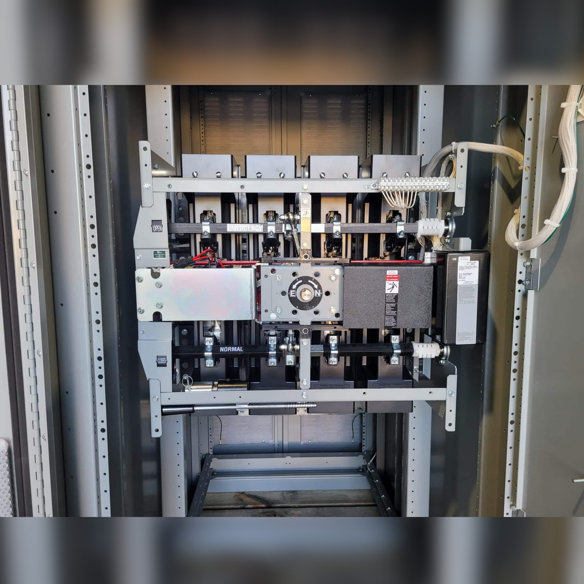 New 2600 Amp ASCO 300 Series G03ATSB32600NGXM Automatic Transfer Switch Inside View