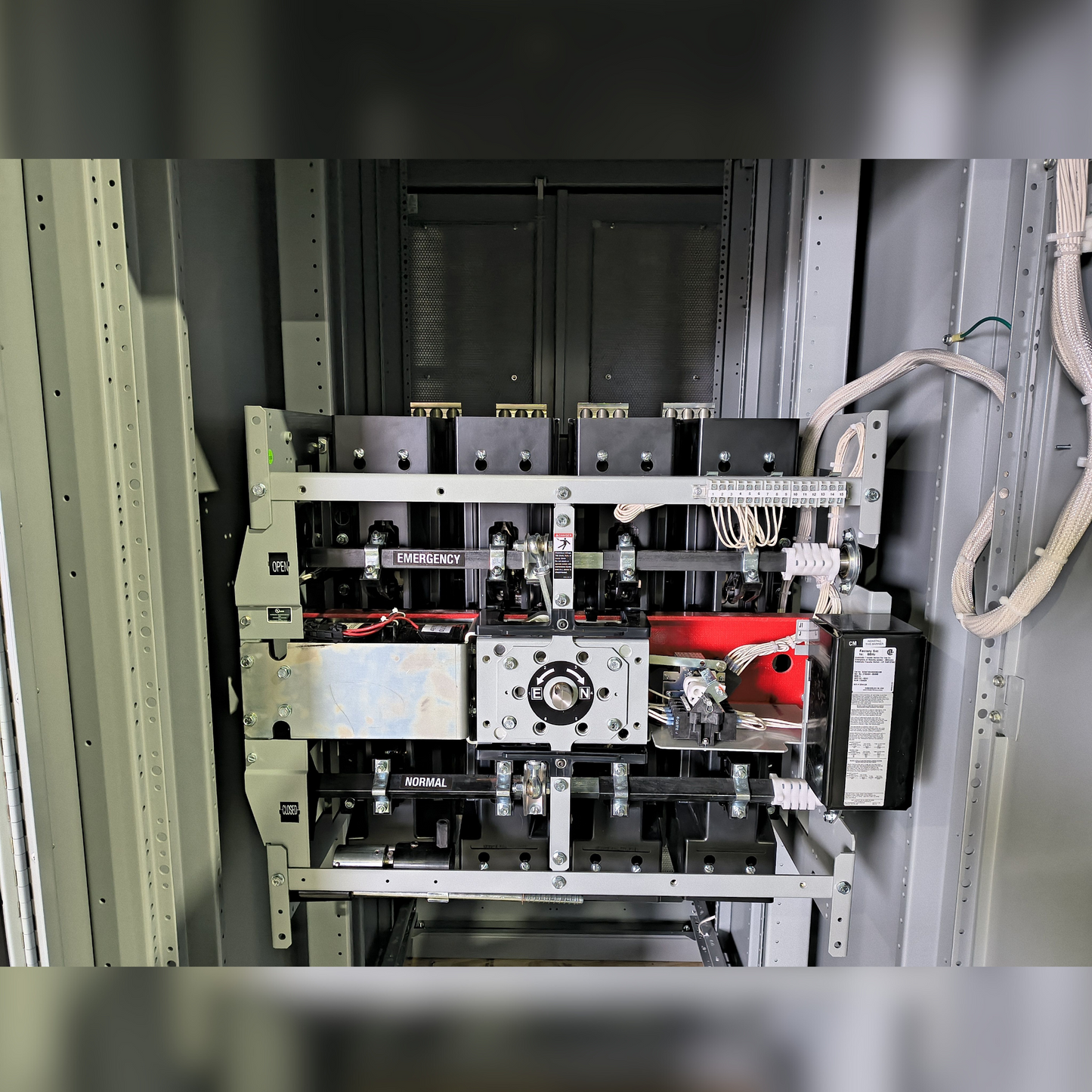 New 3000 Amp ASCO Series 300 G03ATSB33000NGXM Automatic Transfer Switch Inside View
